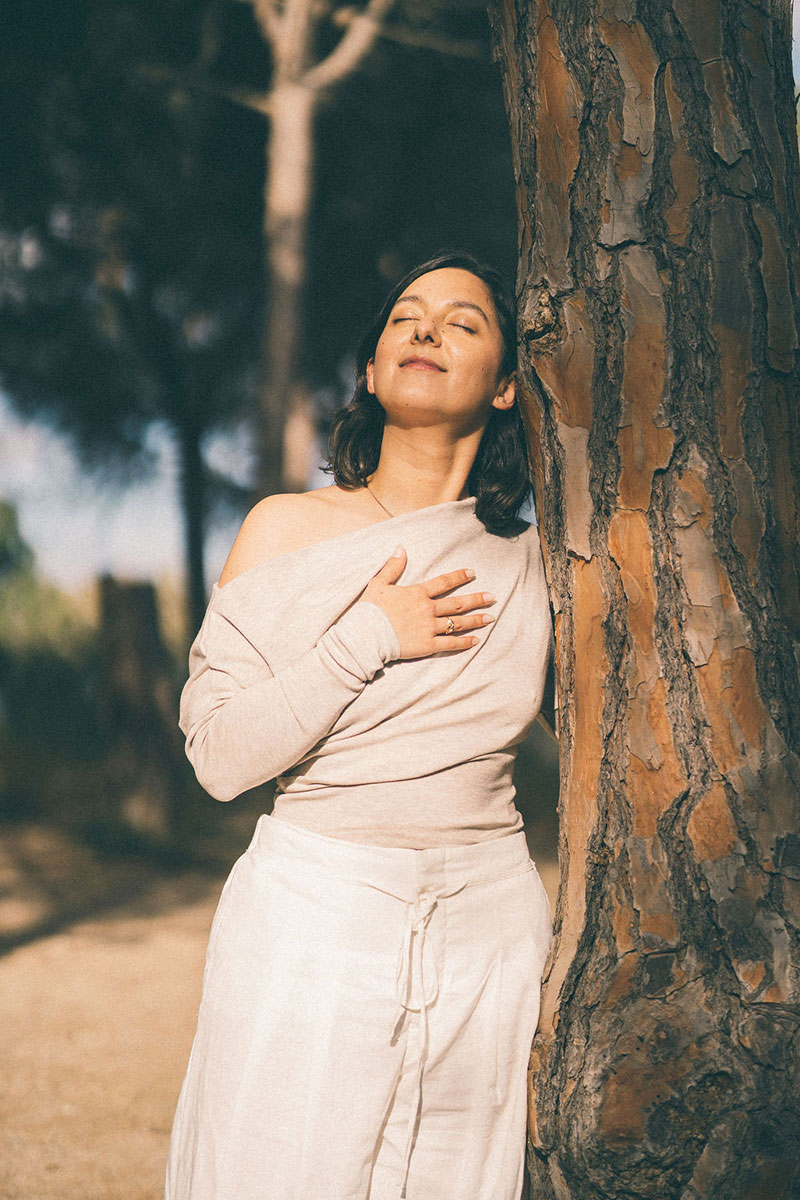 Blanca Cajiao, psicóloga neuroafirmativa en su consulta. Espacio de contacto para terapia y diagnóstico en Barcelona.